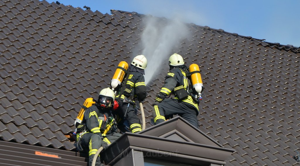 Feuer 3 Dachstuhlbrand Koeln Rath Heumar Gut Maarhausen Eilerstr P080.JPG
